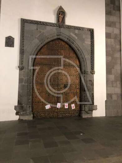 Carteles pegados en la puerta de la Basílica (Foto TA)